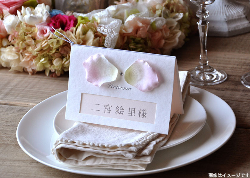 サンキューカードやメニュー表にはピンクの花びらがかわいい【Heartful Welcome】アンジュ結婚式席札をどうぞ